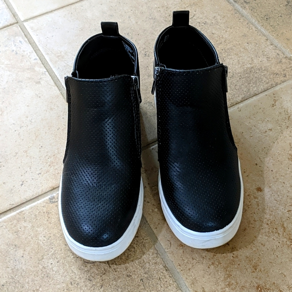 Black wedge sneakers